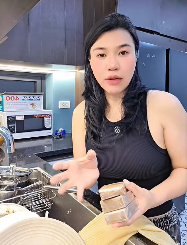 Từ vụ Hải Sen bán thực phẩm giả đến Mẹ Cua Cốm quảng cáo "cao ngựa trẻ 6 tháng tuổi cũng ăn được": Đừng để bị "dẫn dắt" bằng lượt like mà hại con- Ảnh 2. Từ vụ Hải Sen bán thực phẩm giả đến Mẹ Cua Cốm quảng cáo "cao ngựa trẻ 6 tháng tuổi cũng ăn được": Đừng để bị "dẫn dắt" bằng lượt like mà hại con- Ảnh 2.