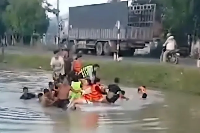 Phú Yên: 13 Người thoát chết khi ô tô lao xuống mương nước sâu - Ảnh 1.