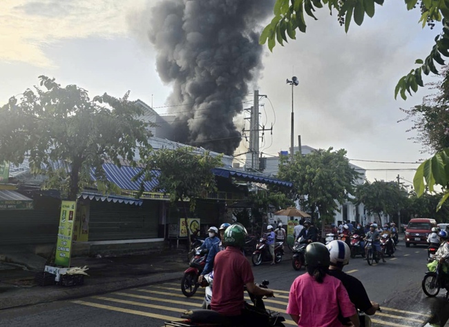 S&aacute;ng nay, ch&aacute;y lớn một nh&agrave; h&agrave;ng tiệc cưới ở TP HCM- Ảnh 1.