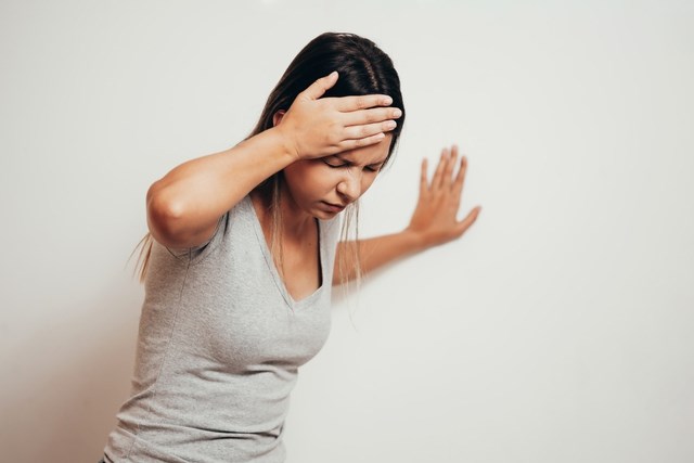Dấu hiệu ĐỘT QUỴ kéo dài suốt 2 năm, cô gái 25 tuổi tưởng bị cận thị, nhận trái đắng: Liệt nửa người, không thể tự vệ sinh cá nhân… - Ảnh 2.