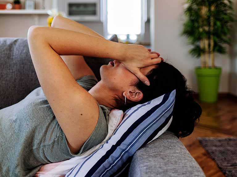 Dấu hiệu ĐỘT QUỴ kéo dài suốt 2 năm, cô gái 25 tuổi tưởng bị cận thị, nhận trái đắng: Liệt nửa người, không thể tự vệ sinh cá nhân… - Ảnh 4.