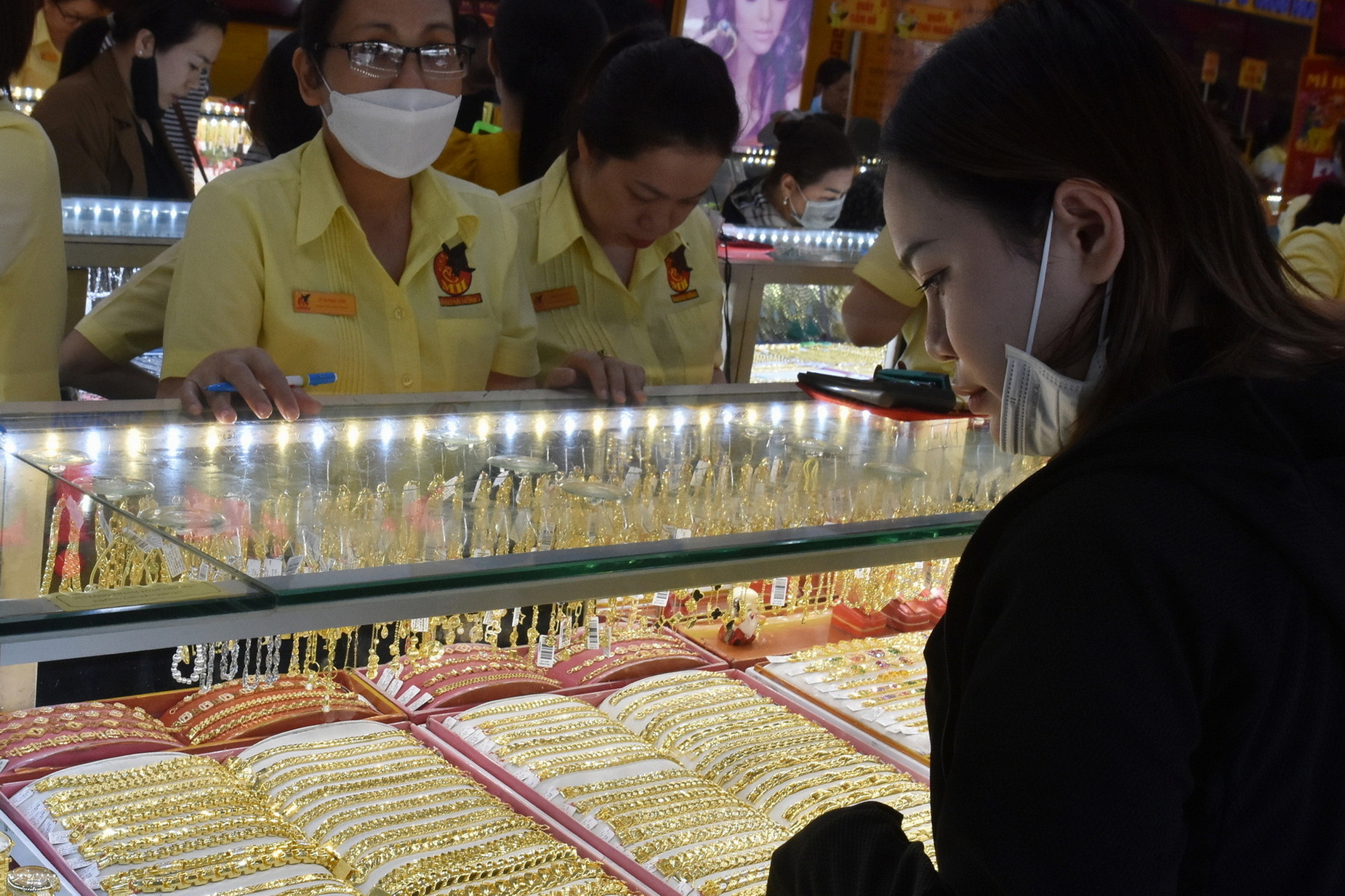 Giá vàng hôm nay, 20-6: Tiếp tục sụt giảm- Ảnh 1. Giá vàng hôm nay, 20-6: Tiếp tục sụt giảm- Ảnh 1.