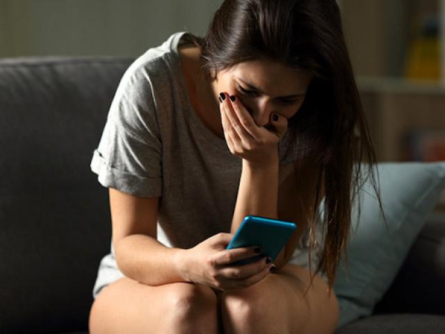 Tôi phát hiện chồng mình lưu ảnh chị dâu trong điện thoại nhưng thứ khiến tôi sốc hơn là chuyện bố chồng tiết lộ- Ảnh 1.