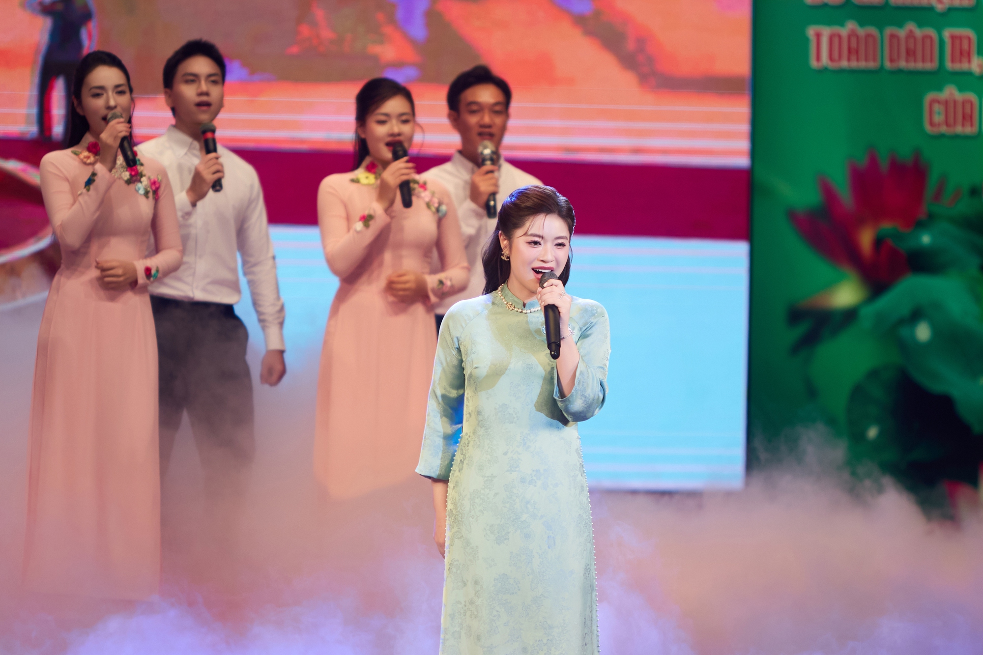Nguyễn Thu Hằng tự hào khi hát mừng kỷ niệm 100 năm Ngày Báo chí Cách mạng Việt Nam - Ảnh 2. Nguyễn Thu Hằng tự hào khi hát mừng kỷ niệm 100 năm Ngày Báo chí Cách mạng Việt Nam - Ảnh 2.
