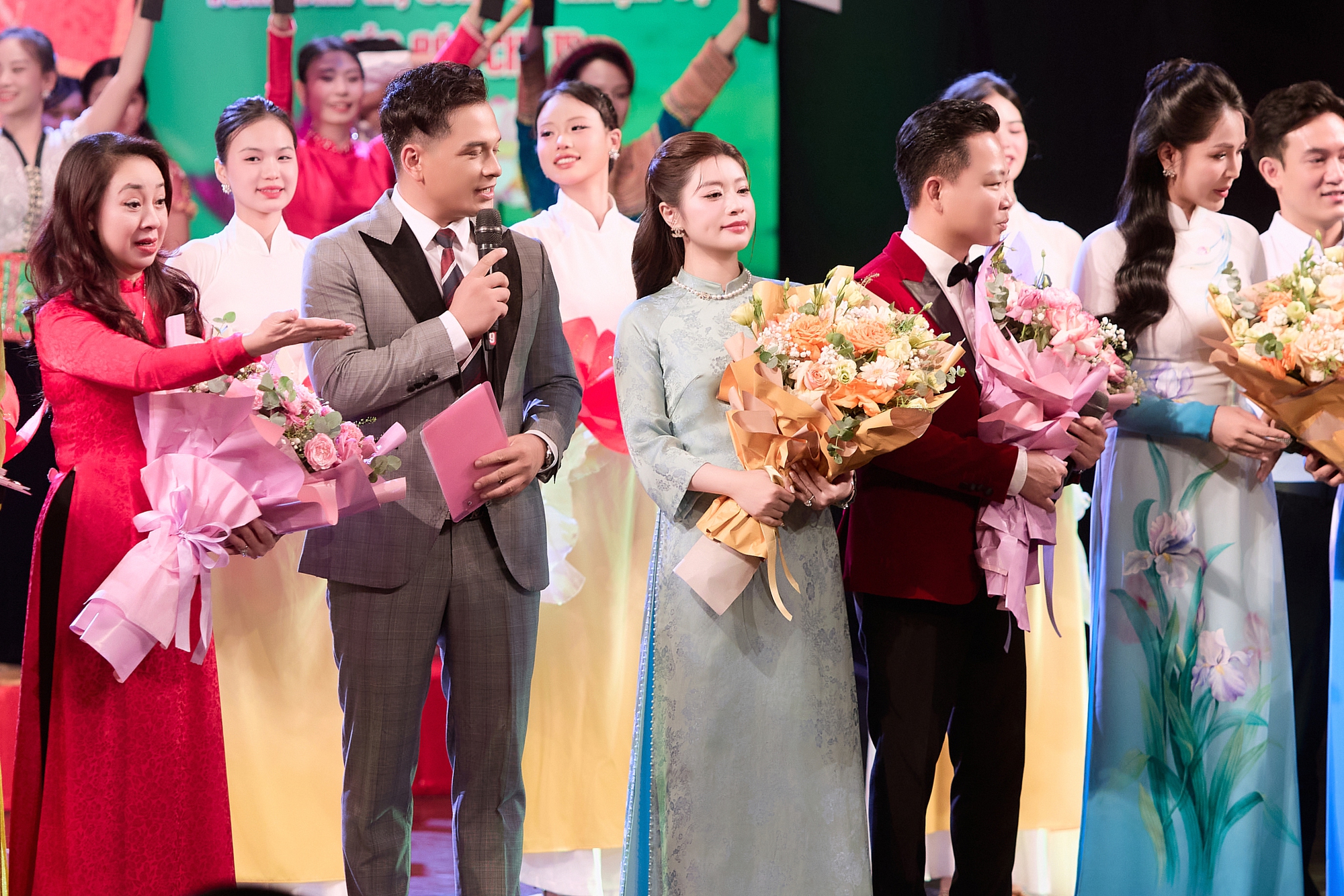 Nguyễn Thu Hằng tự hào khi hát mừng kỷ niệm 100 năm Ngày Báo chí Cách mạng Việt Nam - Ảnh 1. Nguyễn Thu Hằng tự hào khi hát mừng kỷ niệm 100 năm Ngày Báo chí Cách mạng Việt Nam - Ảnh 1.