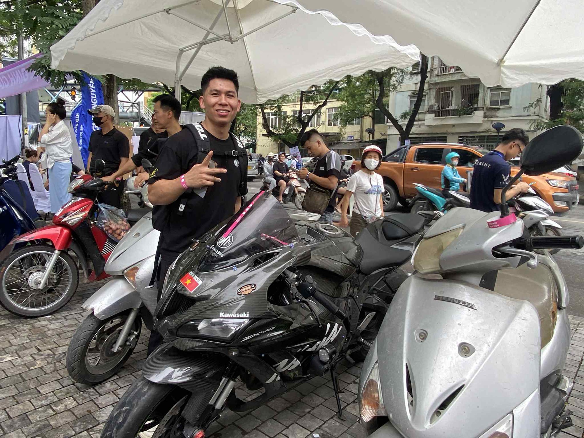 Dân chơi Hà thành mang cả Kawasaki đi ‘đổi xăng lấy điện’ VinFast, có kèo xe công nghệ nhanh 1 nốt nhạc - Ảnh 3.
