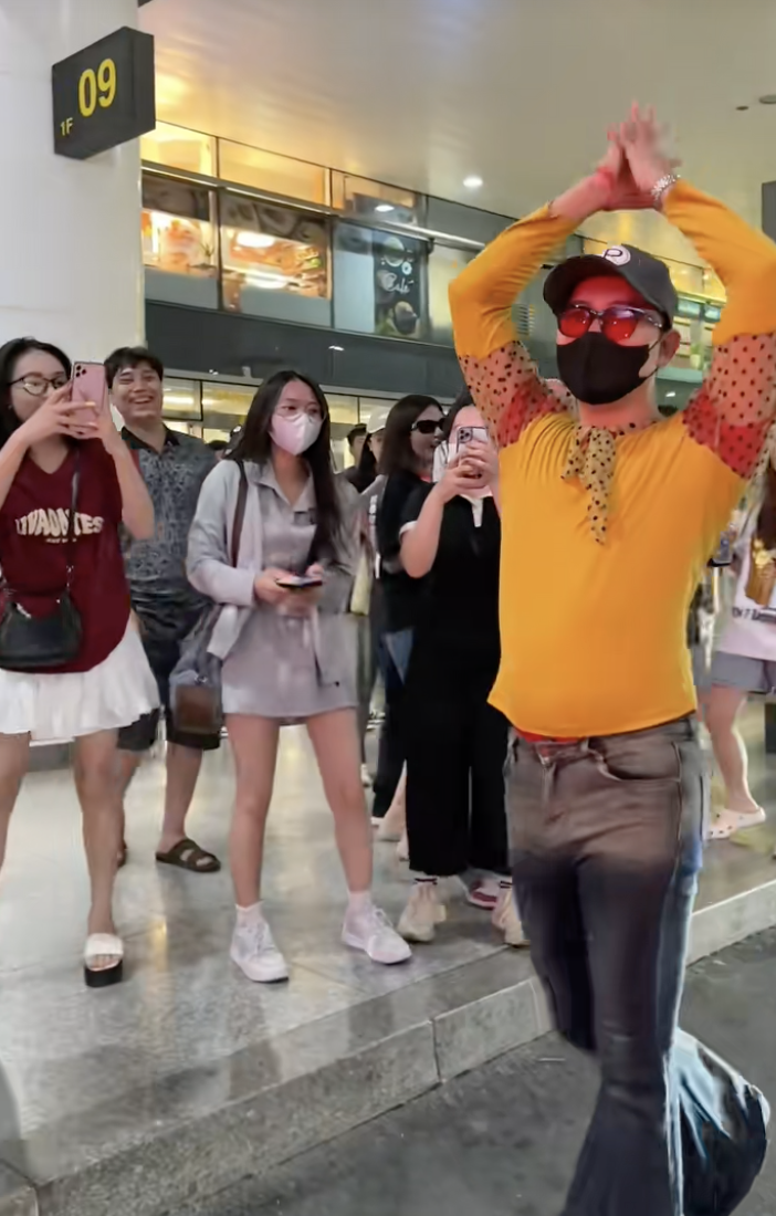 Cỡ này mới chịu: G-Dragon suýt “đụng độ” bản fake hot nhất Việt Nam tại sân bay Nội Bài- Ảnh 2. Cỡ này mới chịu: G-Dragon suýt “đụng độ” bản fake hot nhất Việt Nam tại sân bay Nội Bài- Ảnh 2.