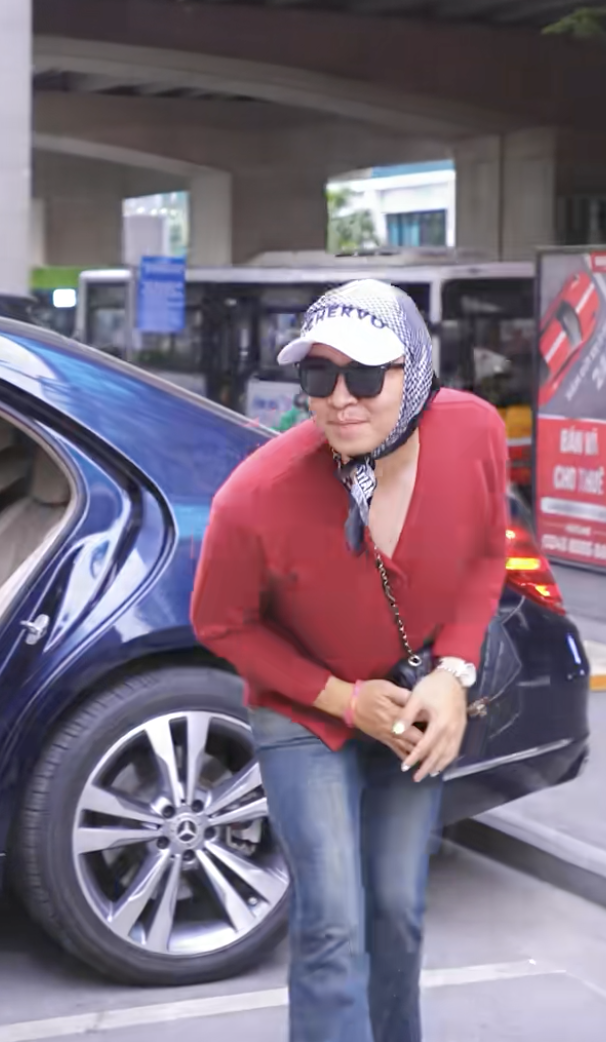 Cỡ này mới chịu: G-Dragon suýt “đụng độ” bản fake hot nhất Việt Nam tại sân bay Nội Bài- Ảnh 5. Cỡ này mới chịu: G-Dragon suýt “đụng độ” bản fake hot nhất Việt Nam tại sân bay Nội Bài- Ảnh 5.