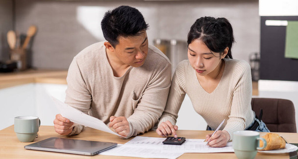 Lương hơn 1,5 tỷ/năm m&agrave; kh&ocirc;ng tiết kiệm nổi một đồng: Cặp đ&ocirc;i bất ngờ ph&aacute;t hiện "thủ phạm giấu mặt" ngay trong nh&agrave;- Ảnh 2.