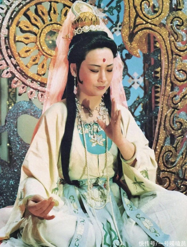 “Quan Âm Bồ Tát” được công chúng quỳ lạy, thờ cúng liên tục gặp chuyện lạ - Ảnh 1. “Quan Âm Bồ Tát” được công chúng quỳ lạy, thờ cúng liên tục gặp chuyện lạ - Ảnh 1.