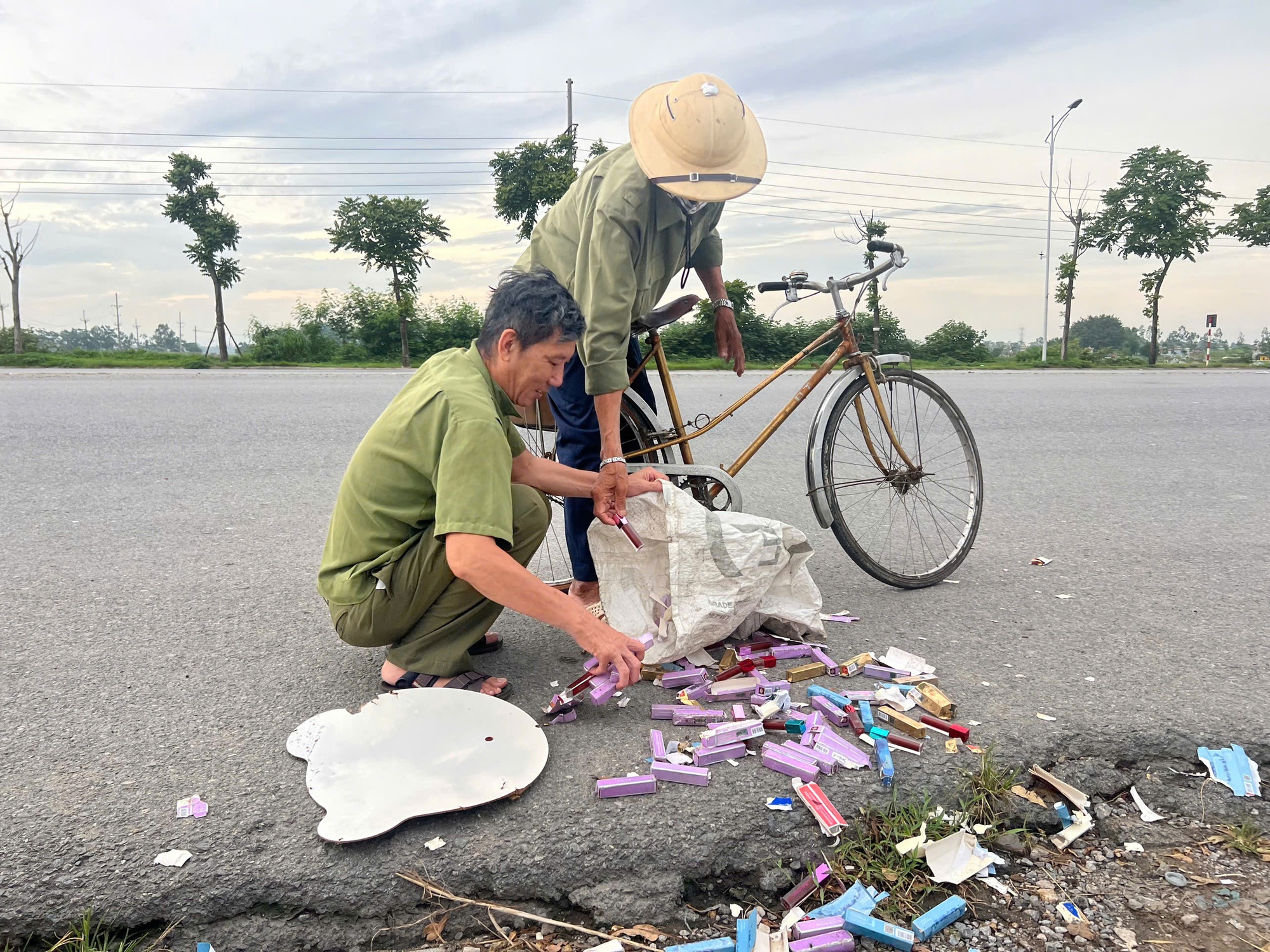 Hàng ngàn thỏi son bị vứt bỏ ven đường Hà Nội, nhiều người mang bao tải, túi tới nhặt- Ảnh 2.