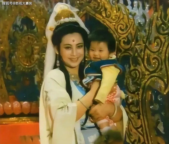 “Quan Âm Bồ Tát” được công chúng quỳ lạy, thờ cúng liên tục gặp chuyện lạ - Ảnh 4. “Quan Âm Bồ Tát” được công chúng quỳ lạy, thờ cúng liên tục gặp chuyện lạ - Ảnh 4.