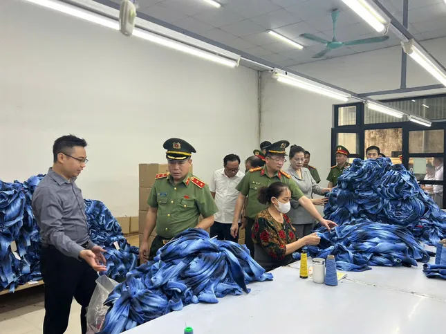 Giám đốc Công an Hà Nội kiểm tra tình hình sản xuất tại La Phù và pháp luật an ninh - Ảnh 2.