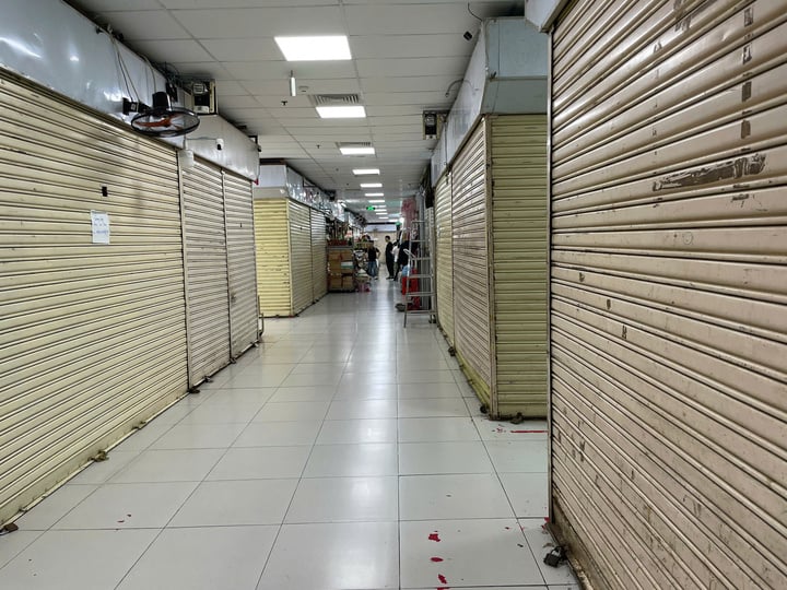 Cơ quan chức năng truy quét hàng giả tại TP . HCM và sự đối phó của tiểu thương - Ảnh 4.