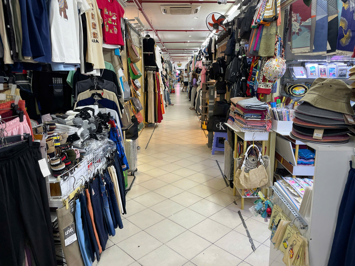 Cơ quan chức năng truy quét hàng giả tại TP . HCM và sự đối phó của tiểu thương - Ảnh 1.