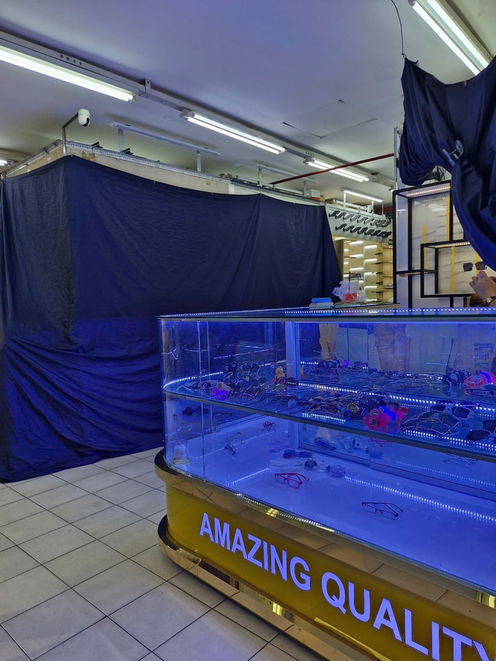 Cơ quan chức năng truy quét hàng giả tại TP . HCM và sự đối phó của tiểu thương - Ảnh 3.