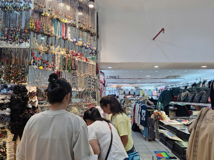 Cơ quan chức năng truy quét hàng giả tại TP . HCM và sự đối phó của tiểu thương - Ảnh 5.