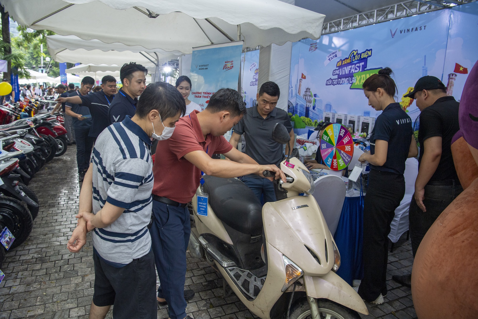 Dân chơi Hà thành mang cả Kawasaki đi ‘đổi xăng lấy điện’ VinFast, có kèo xe công nghệ nhanh 1 nốt nhạc - Ảnh 2.