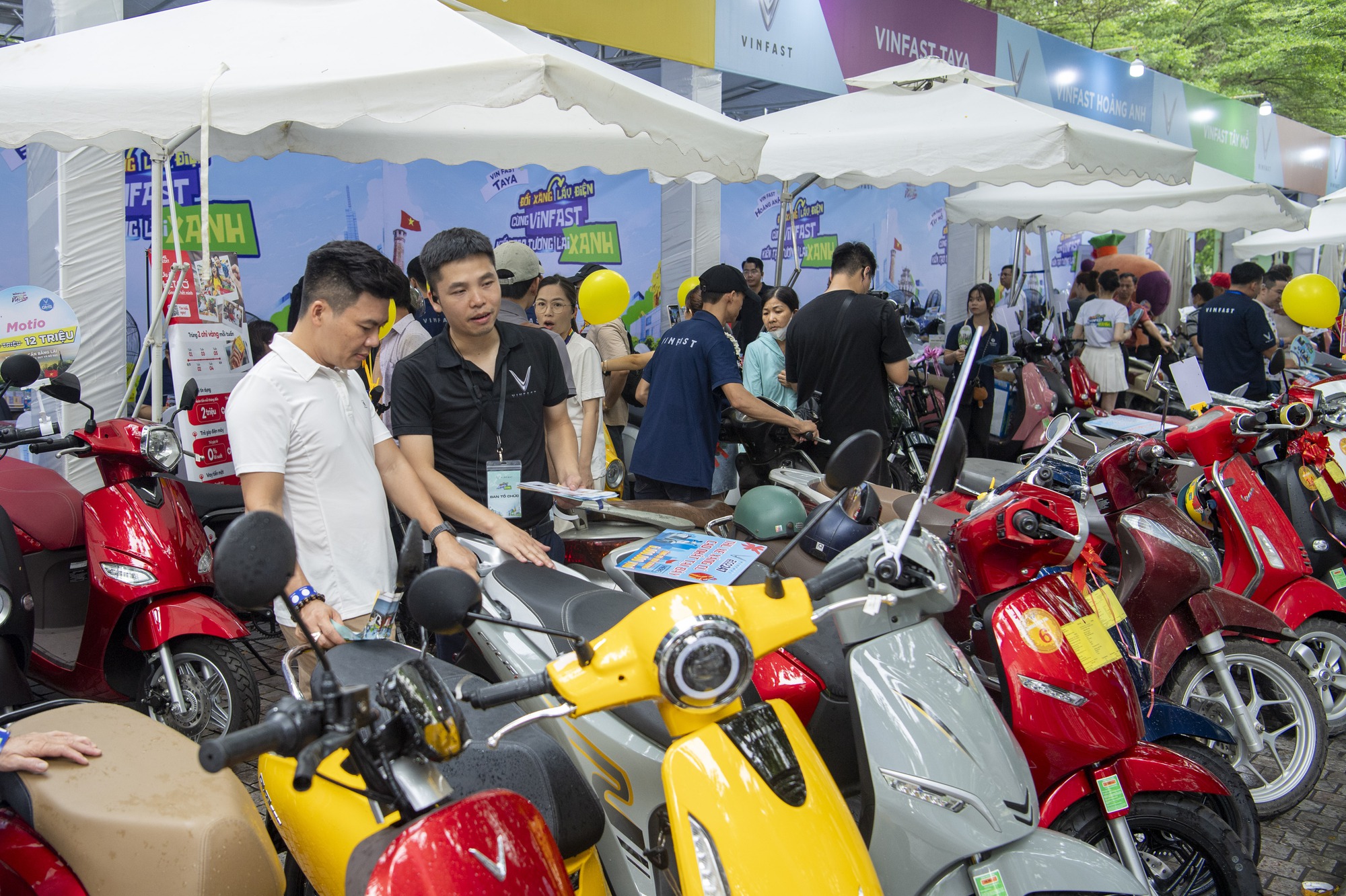 Dân chơi Hà thành mang cả Kawasaki đi ‘đổi xăng lấy điện’ VinFast, có kèo xe công nghệ nhanh 1 nốt nhạc - Ảnh 1.