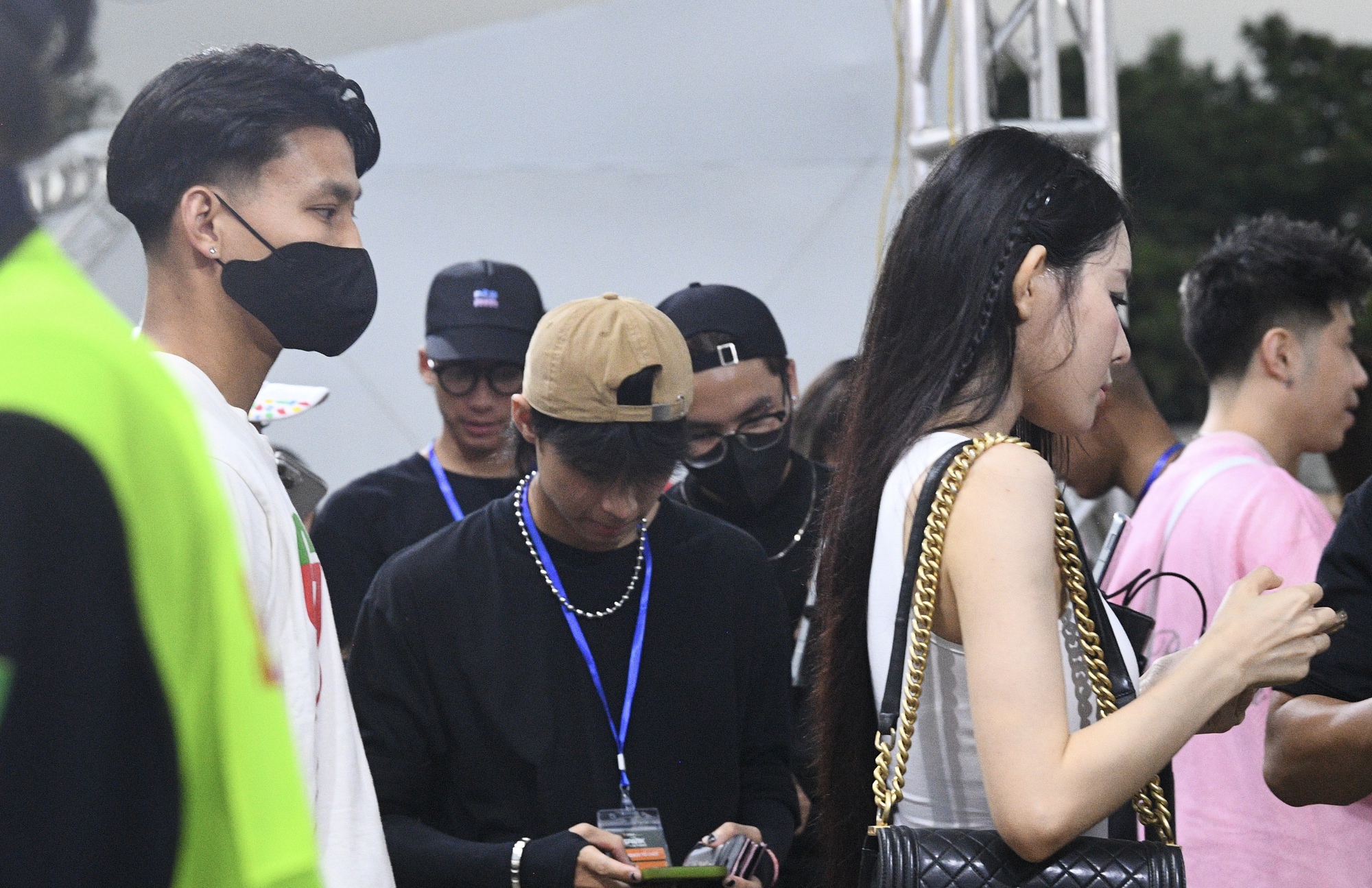 Văn Thanh hộ tống bạn gái gia thế “trâm anh thế phiệt” đi xem G-Dragon, không nhận ra nàng WAG siêu sexy qua cam thường- Ảnh 1.