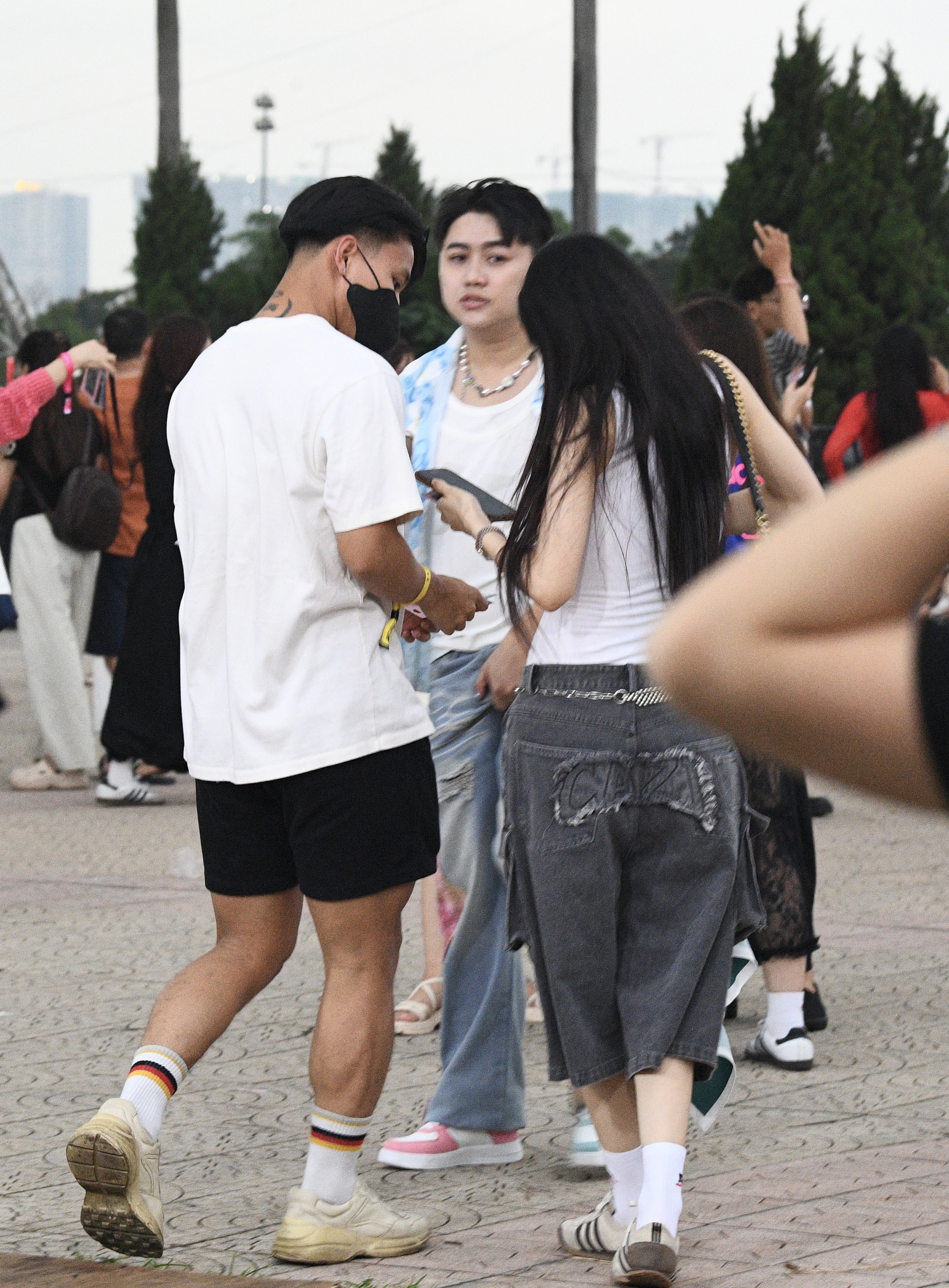 Văn Thanh hộ tống bạn gái gia thế “trâm anh thế phiệt” đi xem G-Dragon, không nhận ra nàng WAG siêu sexy qua cam thường - Ảnh 11.