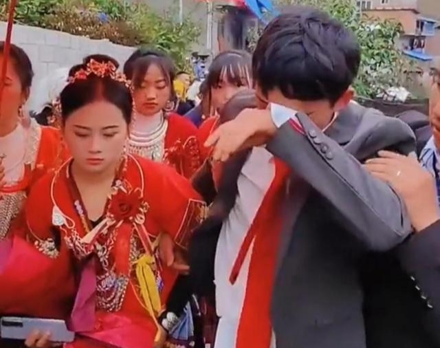 Ch&uacute; rể bật kh&oacute;c nức nở trong đ&aacute;m cưới, l&yacute; do g&acirc;y bất ngờ- Ảnh 1.