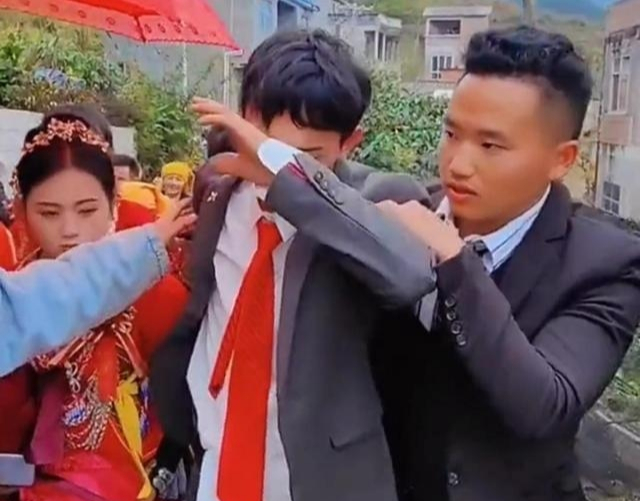 Ch&uacute; rể bật kh&oacute;c nức nở trong đ&aacute;m cưới, l&yacute; do g&acirc;y bất ngờ- Ảnh 2.