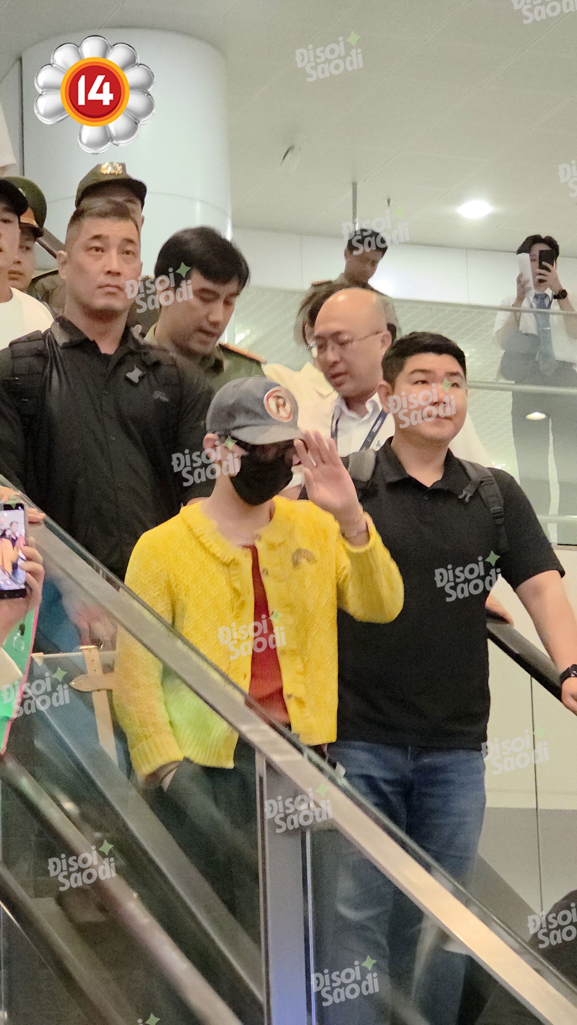 G-Dragon siêu phấn khởi ngày trở lại Việt Nam: Hồi hộp muốn rớt tim, ngáp ngủ nhưng vẫn vẫy tay nhiệt tình!- Ảnh 1. G-Dragon siêu phấn khởi ngày trở lại Việt Nam: Hồi hộp muốn rớt tim, ngáp ngủ nhưng vẫn vẫy tay nhiệt tình!- Ảnh 1.
