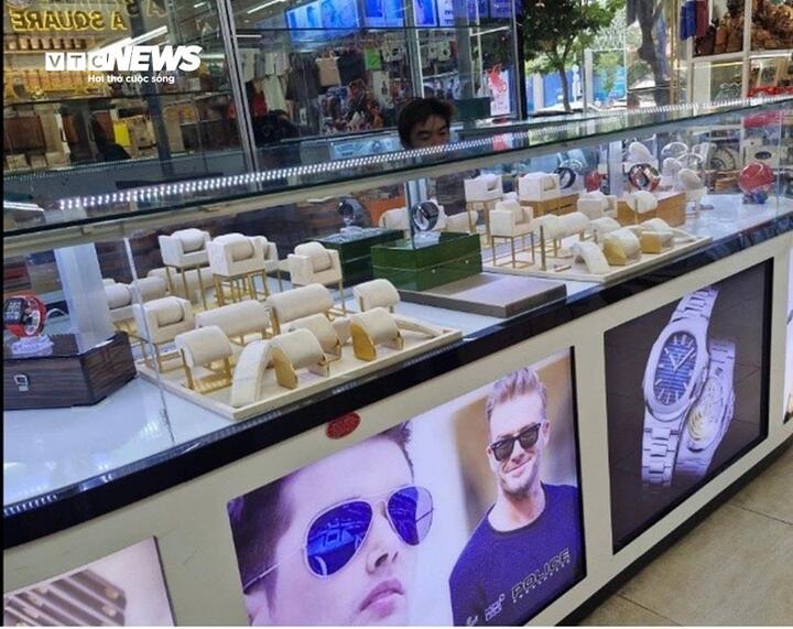 Cơ quan chức năng truy quét hàng giả tại TP . HCM và sự đối phó của tiểu thương - Ảnh 2.