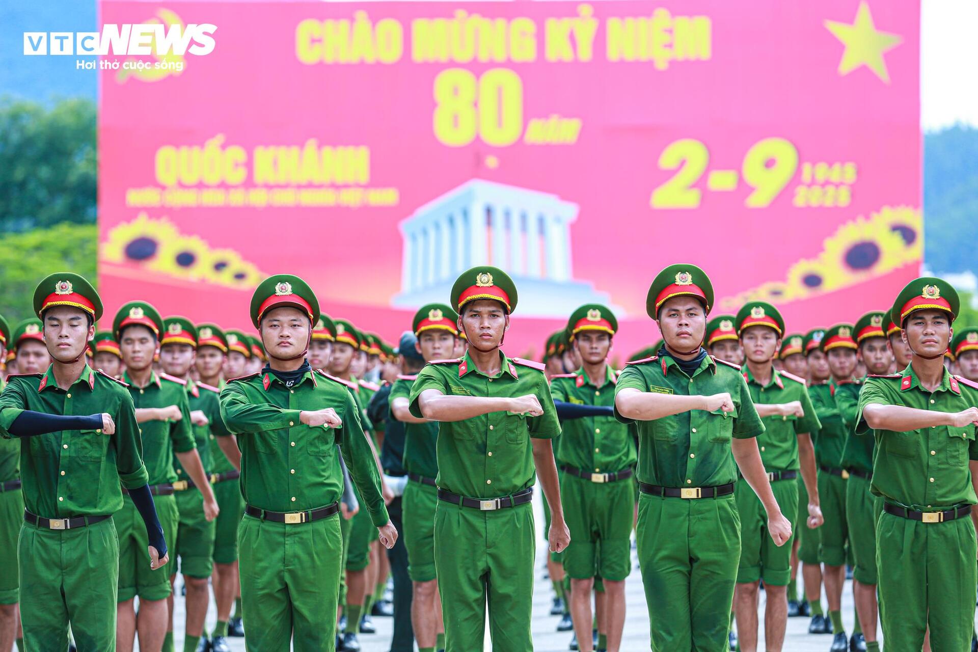 Chiến sĩ Công an luyện tập diễu binh Quốc khánh 2 / 9 dưới nắng hè khắc nghiệt - Ảnh 10. Chiến sĩ Công an luyện tập diễu binh Quốc khánh 2 / 9 dưới nắng hè khắc nghiệt - Ảnh 10.