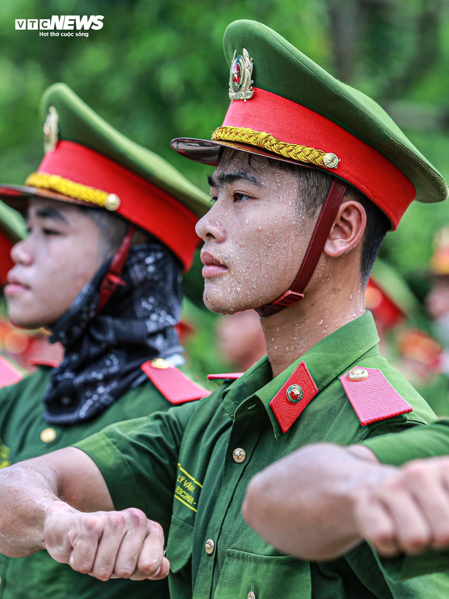Chiến sĩ Công an luyện tập diễu binh Quốc khánh 2 / 9 dưới nắng hè khắc nghiệt - Ảnh 11. Chiến sĩ Công an luyện tập diễu binh Quốc khánh 2 / 9 dưới nắng hè khắc nghiệt - Ảnh 11.