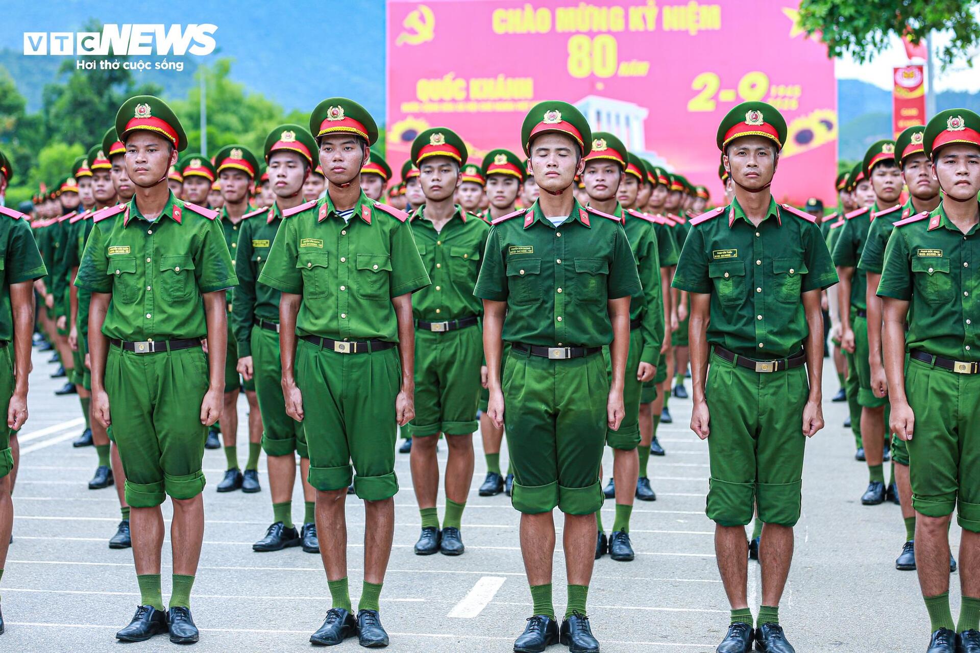 Chiến sĩ Công an luyện tập diễu binh Quốc khánh 2 / 9 dưới nắng hè khắc nghiệt - Ảnh 13. Chiến sĩ Công an luyện tập diễu binh Quốc khánh 2 / 9 dưới nắng hè khắc nghiệt - Ảnh 13.