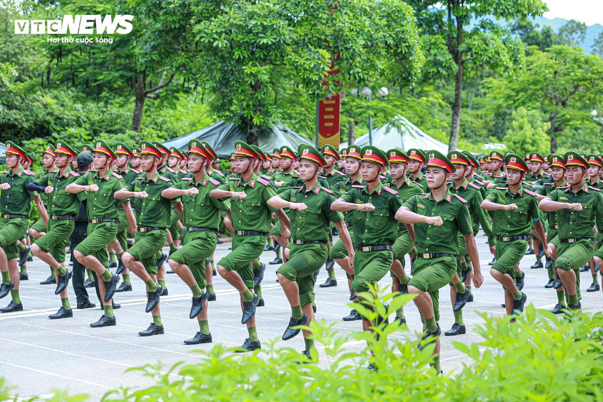 Chiến sĩ Công an luyện tập diễu binh Quốc khánh 2 / 9 dưới nắng hè khắc nghiệt - Ảnh 14. Chiến sĩ Công an luyện tập diễu binh Quốc khánh 2 / 9 dưới nắng hè khắc nghiệt - Ảnh 14.