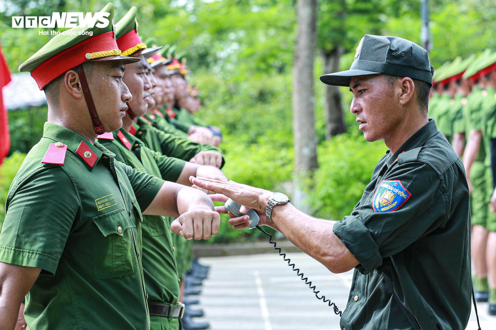 Chiến sĩ Công an luyện tập diễu binh Quốc khánh 2 / 9 dưới nắng hè khắc nghiệt - Ảnh 12. Chiến sĩ Công an luyện tập diễu binh Quốc khánh 2 / 9 dưới nắng hè khắc nghiệt - Ảnh 12.