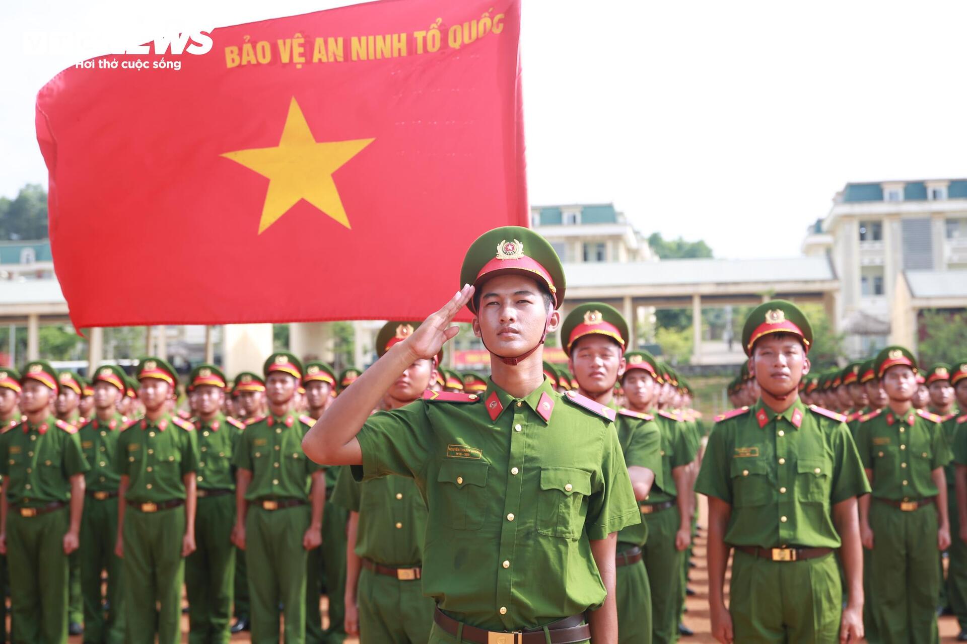 Chiến sĩ Công an luyện tập diễu binh Quốc khánh 2 / 9 dưới nắng hè khắc nghiệt - Ảnh 2. Chiến sĩ Công an luyện tập diễu binh Quốc khánh 2 / 9 dưới nắng hè khắc nghiệt - Ảnh 2.