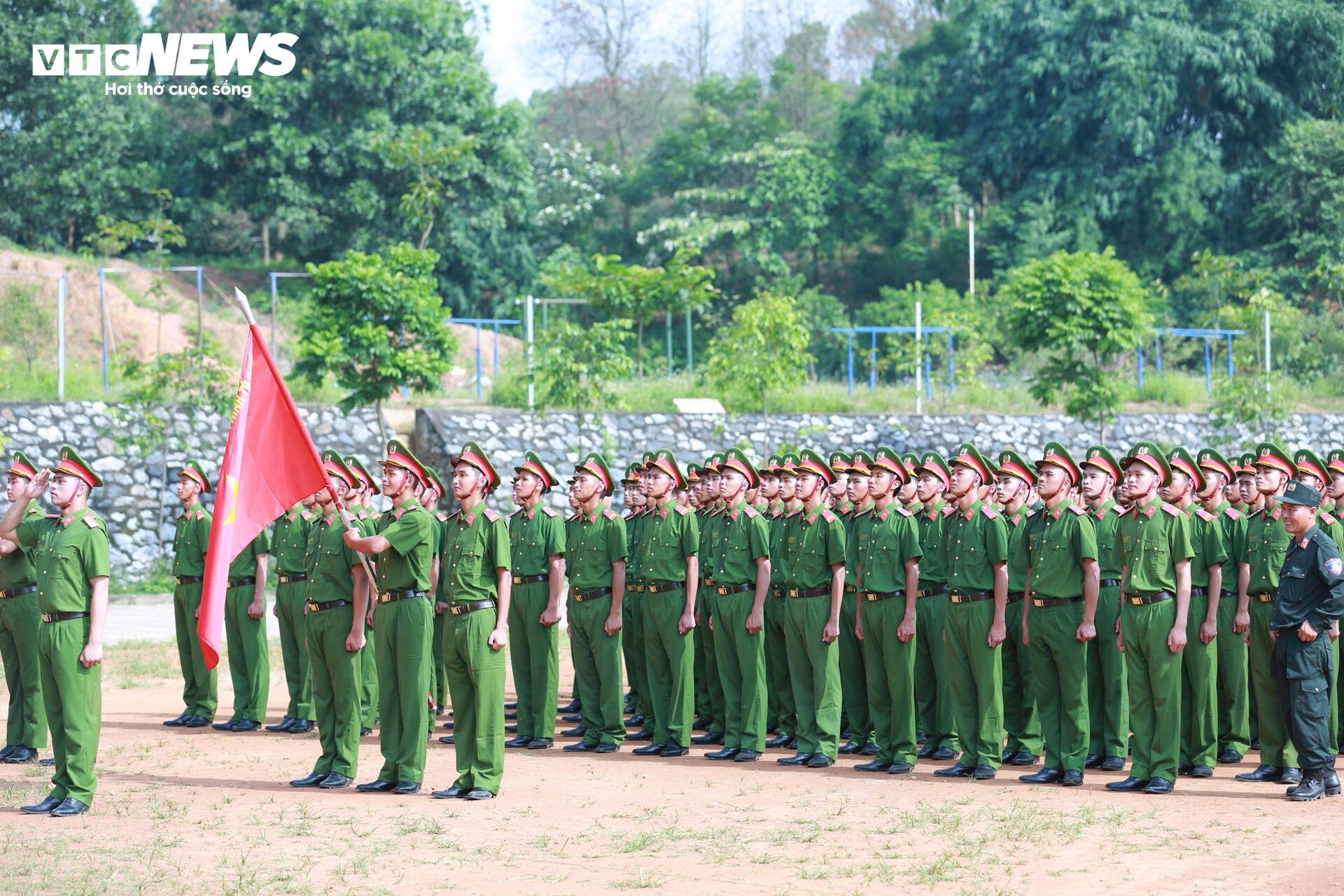 Chiến sĩ Công an luyện tập diễu binh Quốc khánh 2 / 9 dưới nắng hè khắc nghiệt - Ảnh 3. Chiến sĩ Công an luyện tập diễu binh Quốc khánh 2 / 9 dưới nắng hè khắc nghiệt - Ảnh 3.