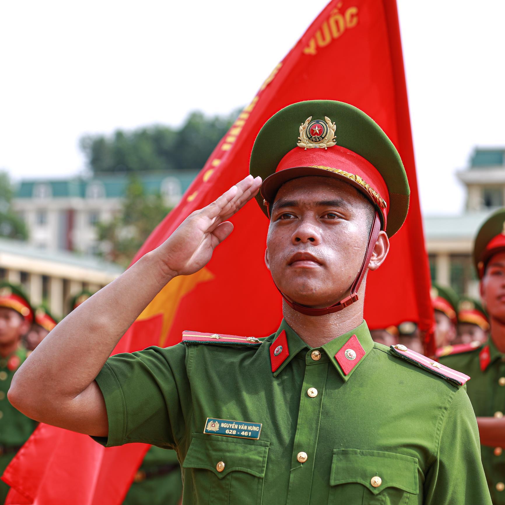 Chiến sĩ Công an luyện tập diễu binh Quốc khánh 2 / 9 dưới nắng hè khắc nghiệt - Ảnh 6. Chiến sĩ Công an luyện tập diễu binh Quốc khánh 2 / 9 dưới nắng hè khắc nghiệt - Ảnh 6.