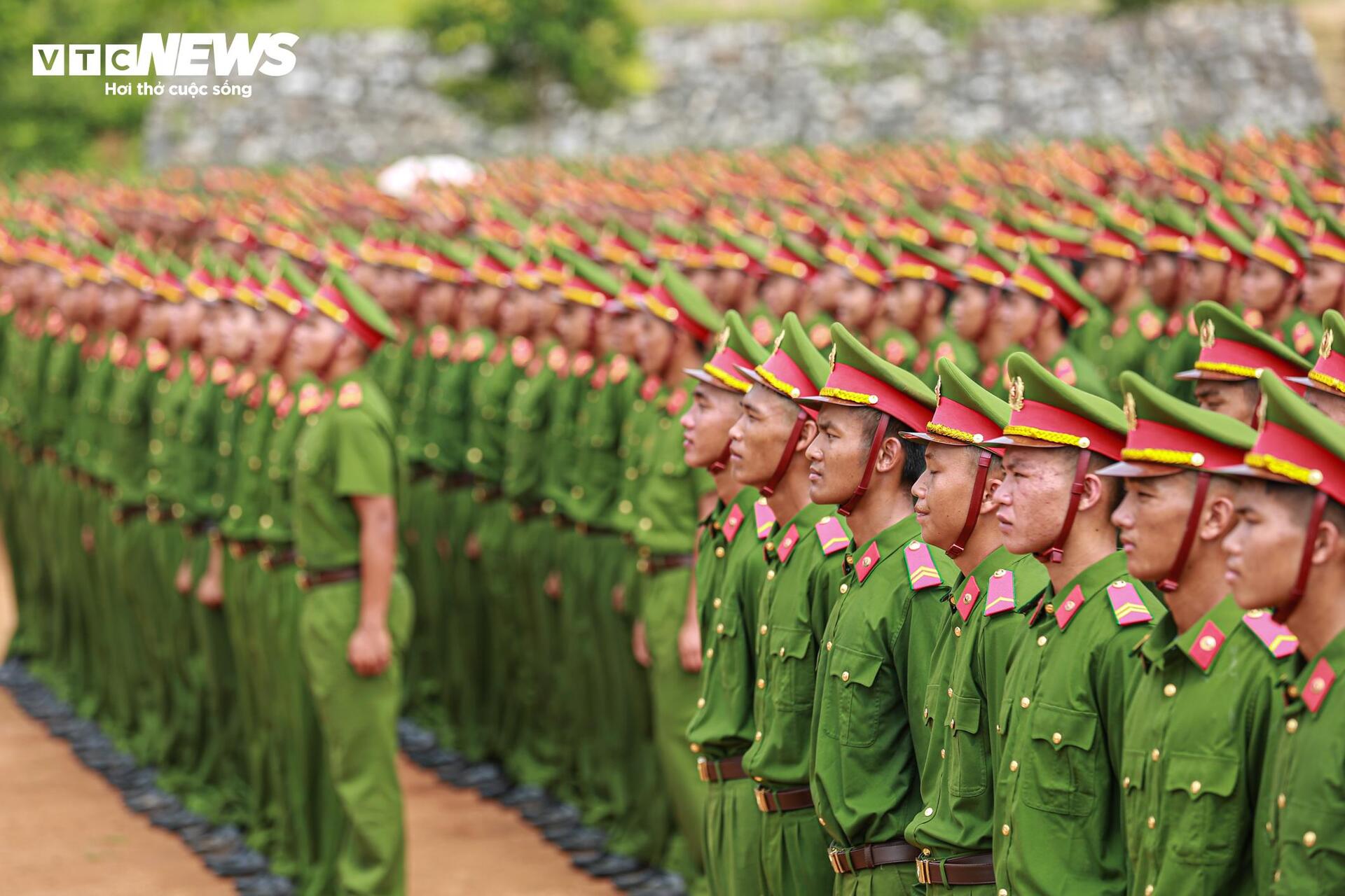 Chiến sĩ Công an luyện tập diễu binh Quốc khánh 2 / 9 dưới nắng hè khắc nghiệt - Ảnh 9. Chiến sĩ Công an luyện tập diễu binh Quốc khánh 2 / 9 dưới nắng hè khắc nghiệt - Ảnh 9.