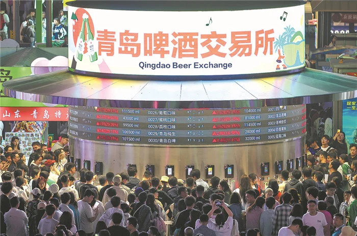 Nơi mua bia uống kịch tính như sàn chứng khoán, giá "nhảy múa" theo nhu cầu - Ảnh 1.