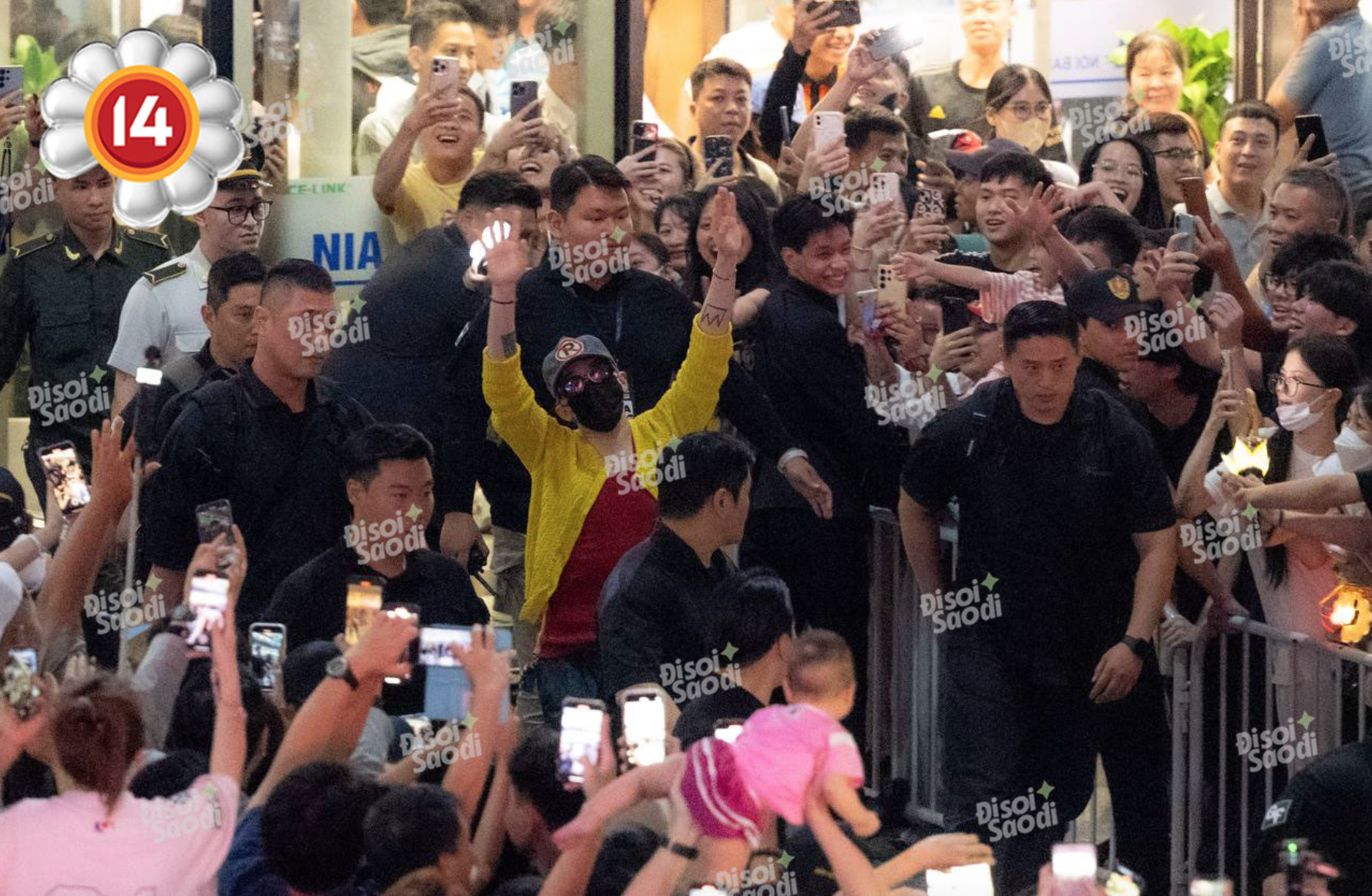 Kh&aacute;ch VIP đi xem G-Dragon được đ&atilde;i g&igrave;: B&aacute;nh cuốn tiếp tục g&oacute;p mặt, c&ograve;n c&oacute; th&ecirc;m m&oacute;n "chắc bụng" g&acirc;y bất ngờ - Ảnh 1.