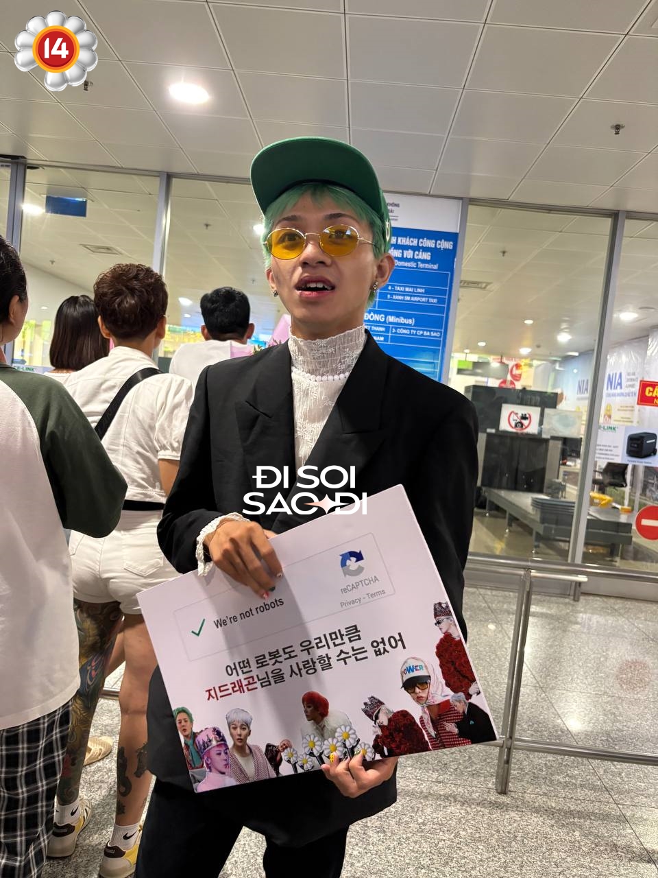 Cỡ này mới chịu: G-Dragon suýt “đụng độ” bản fake hot nhất Việt Nam tại sân bay Nội Bài- Ảnh 8. Cỡ này mới chịu: G-Dragon suýt “đụng độ” bản fake hot nhất Việt Nam tại sân bay Nội Bài- Ảnh 8.