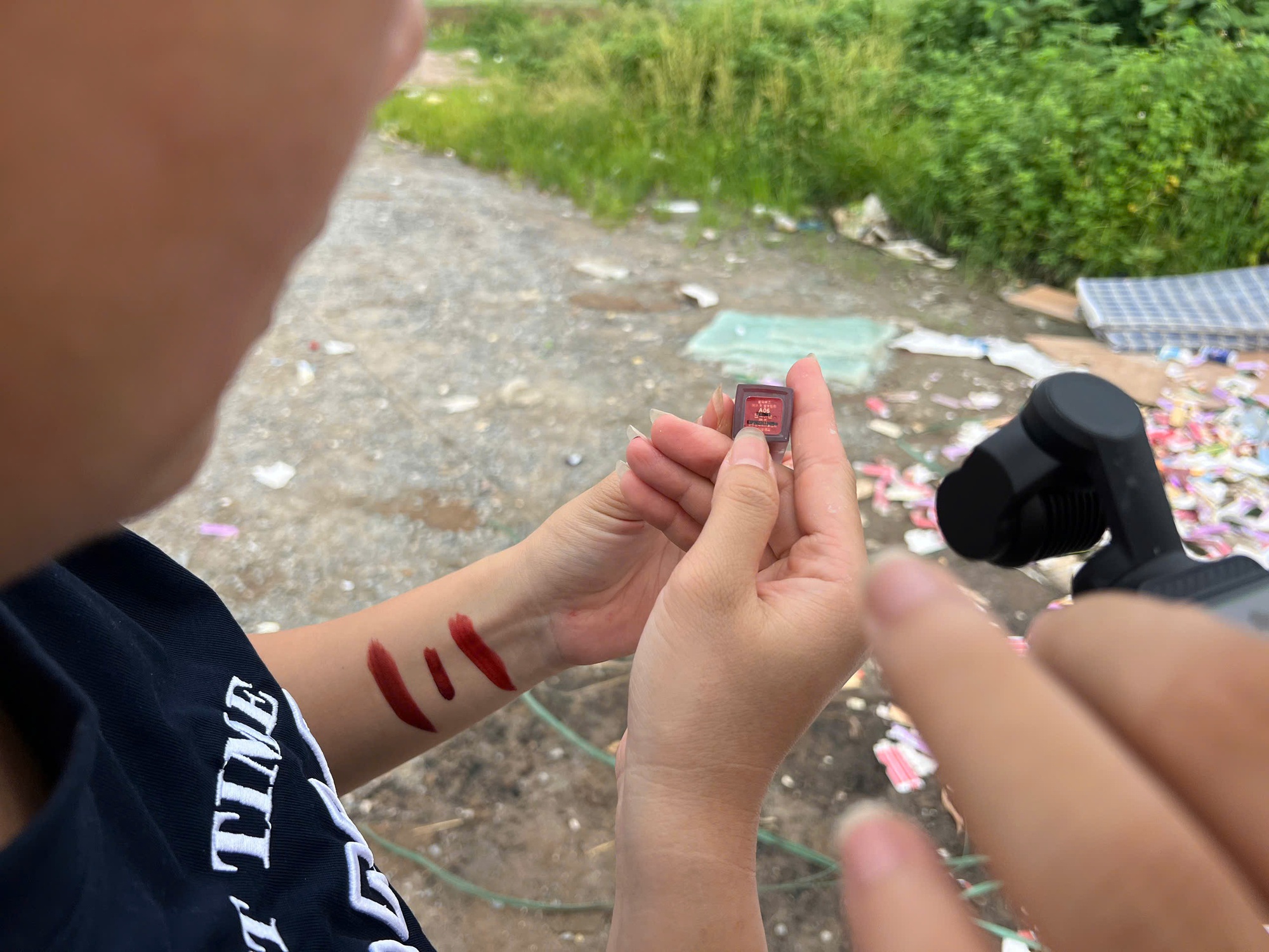 Hàng ngàn thỏi son bị vứt bỏ ven đường Hà Nội, nhiều người mang bao tải, túi tới nhặt- Ảnh 3.