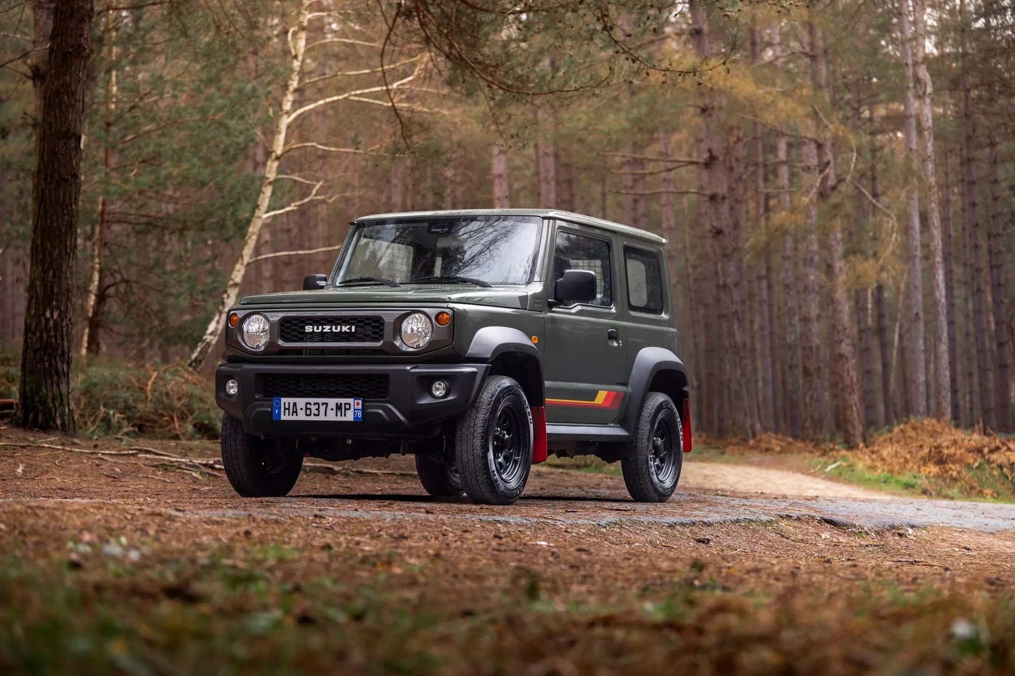 Suzuki Jimny có bản đặc biệt trước khi rời một thị trường: Độ nhẹ nhưng chất, khách Việt có thể tham khảo để làm mới xe mình - Ảnh 2.