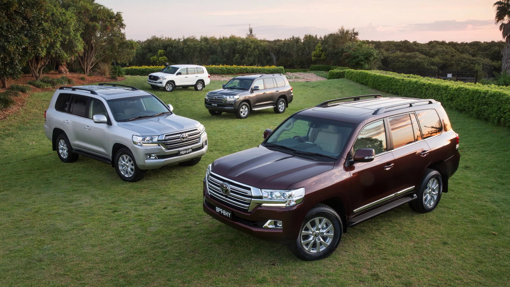 Trộm đánh liều lái Toyota Land Cruiser đâm xuyên trung tâm thương mại để trốn cảnh sát- Ảnh 3.
