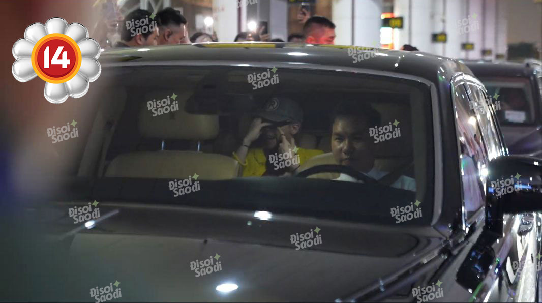 G-Dragon siêu phấn khởi ngày trở lại Việt Nam: Hồi hộp muốn rớt tim, ngáp ngủ nhưng vẫn vẫy tay nhiệt tình!- Ảnh 8. G-Dragon siêu phấn khởi ngày trở lại Việt Nam: Hồi hộp muốn rớt tim, ngáp ngủ nhưng vẫn vẫy tay nhiệt tình!- Ảnh 8.