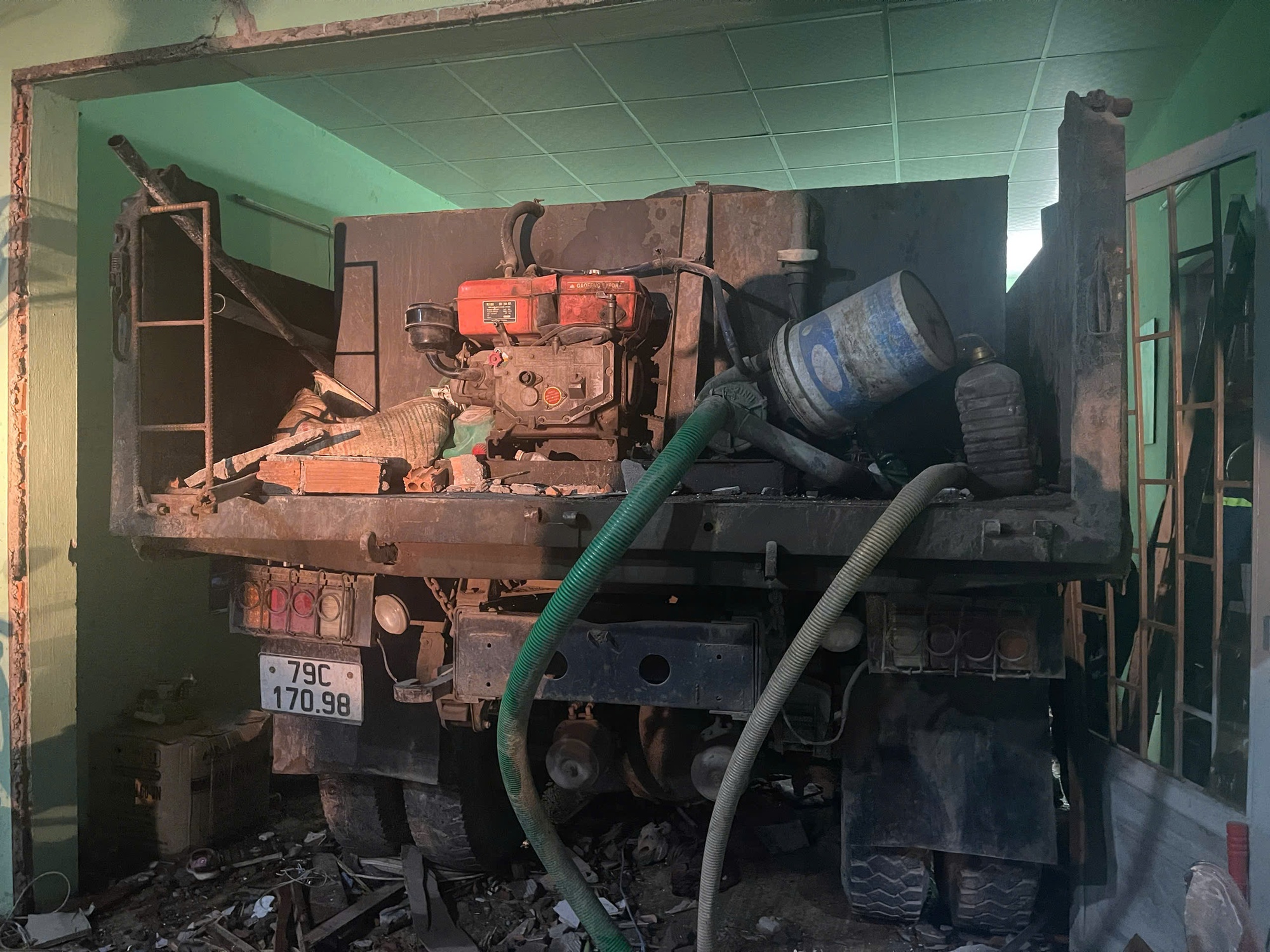 Khánh Hòa: Xe tải tông sập nhà dân, 2 người bị mặc kẹt- Ảnh 4.