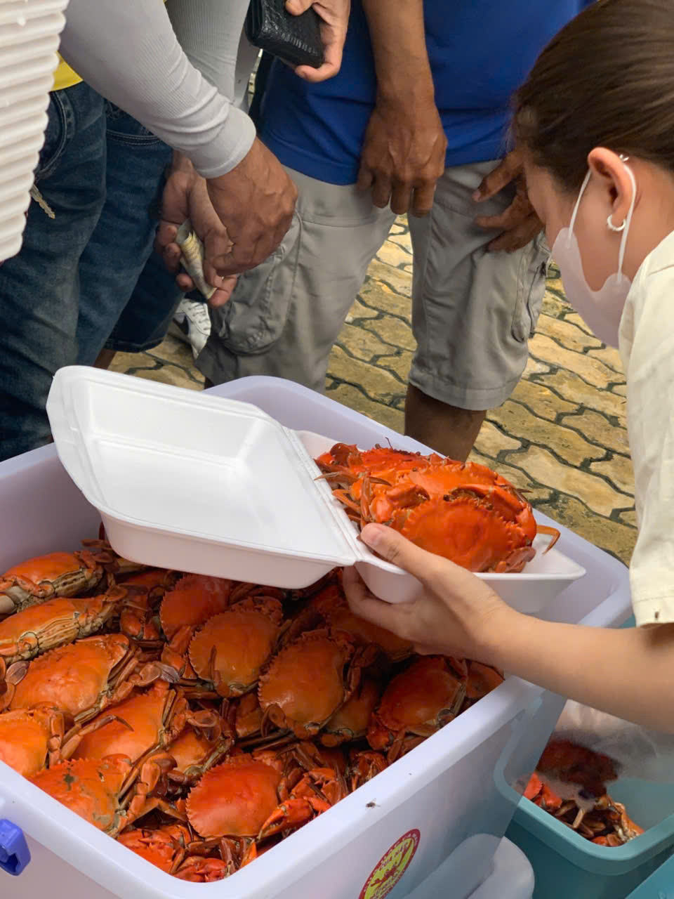 Điểm bán cua hấp trên vỉa hè TP HCM có gì đặc biệt mà khách chen kín mỗi chiều? - Ảnh 8.