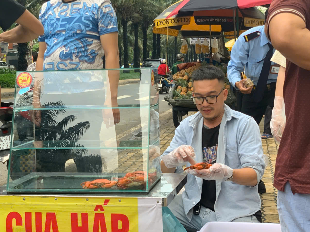 Điểm bán cua hấp trên vỉa hè TP HCM có gì đặc biệt mà khách chen kín mỗi chiều? - Ảnh 5.