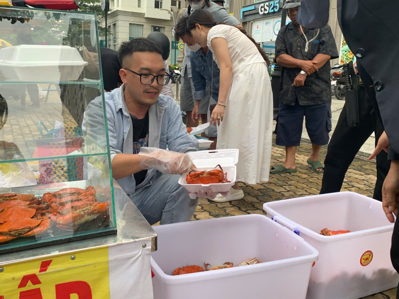 Điểm bán cua hấp trên vỉa hè TP HCM có gì đặc biệt mà khách chen kín mỗi chiều? - Ảnh 6.
