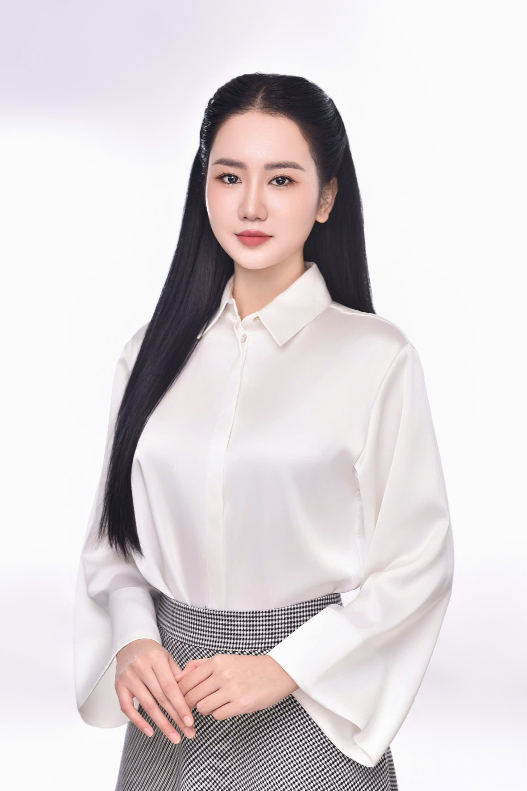 Thí sinh Miss Earth Vietnam 2025 Trần Thị Uyên: “Em đi thi một phần cũng là vì mẹ” - Ảnh 2.